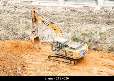 Bagger Graben von Boden auf der Baustelle Stockfoto