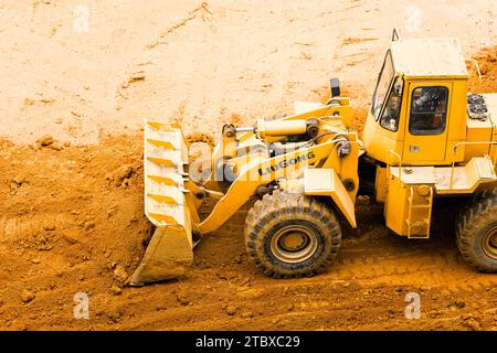 Bagger Graben von Boden auf der Baustelle Stockfoto