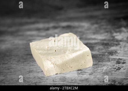 Tofu auf Platte mit schwarzem Hintergrund Stockfoto