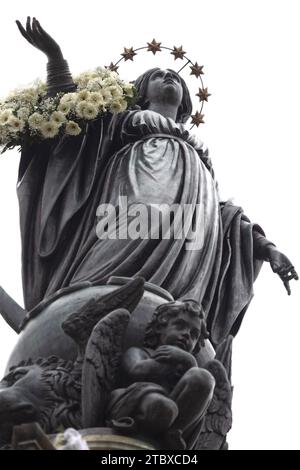 Rom, Italien, 8. Dezember 2023. Papst Franziskus würdigt die Statue der Unbefleckten Empfängnis in der Spanischen Treppe in Rom. Quelle: Maria Grazia Picciarella/Alamy Live News Stockfoto