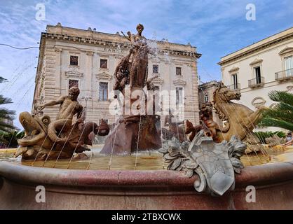 Siracusa, Sizilien, Italien: Diana Brunnen in Archimedes Square, Ortigia, Syrakus, eine historische Stadt auf der Insel Sizilien, Italien Stockfoto