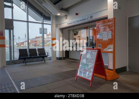 Kidderminster Bahnhof Ticketschalter und Halle, es verkehrten keine Züge aufgrund eines Streiks der ASLEF-Zugführer Stockfoto