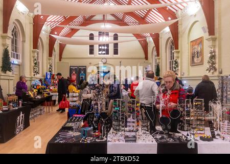 Dezember 2023. Die Hungerford Victorian Extravaganza, eine jährliche Weihnachtsveranstaltung, fand in West Berkshire, England, statt. Der Abend bietet eine Parade mit weihnachtlicher Straßenmesse, festlicher Musik, Speisen und Getränken und Dampfloks. Im Bild: Kunsthandwerksmarkt im Rathaus. Stockfoto