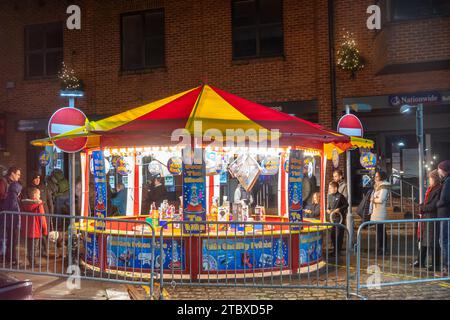 Dezember 2023. Die Hungerford Victorian Extravaganza, eine jährliche Weihnachtsveranstaltung, fand in West Berkshire, England, statt. Der Abend bietet eine Parade mit weihnachtlicher Straßenmesse, festlicher Musik, Speisen und Getränken und Dampfloks. Stockfoto