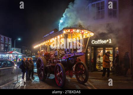 Dezember 2023. Die Hungerford Victorian Extravaganza, eine jährliche Weihnachtsveranstaltung, fand in West Berkshire, England, statt. Der Abend bietet eine Parade mit weihnachtlicher Straßenmesse, festlicher Musik, Speisen und Getränken und Dampfloks. Stockfoto