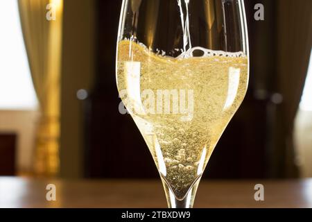 Sekt in einem Glas in einem festlichen Raum - Nahaufnahme Stockfoto