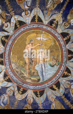 November 20223. Kuppelmosaiken im neonischen Baptisterium in Ravenna, Italien Stockfoto