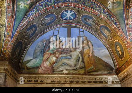RAVENNA, ITALIEN - 2. NOVEMBER 2023: Ein Fresko mit Ablagerung des Kreuzes in der St. Andrew Kapelle. Stockfoto