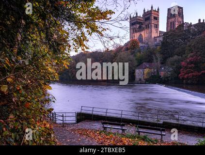 Großer klassischer Blick auf die Kathedrale von Durham und das Wehr auf dem Fluss Wear, aufgenommen auf der Höhe des Herbstes Stockfoto