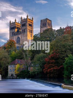 Klassischer Blick auf die Kathedrale von Durham und das Wehr auf dem Fluss Wear, aufgenommen auf der Höhe des Herbstes Stockfoto