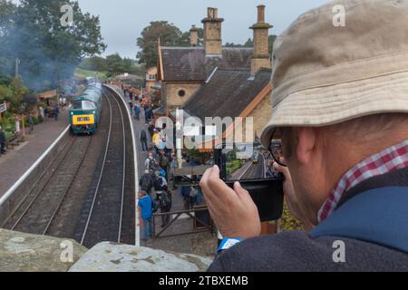 Eisenbahnbegeisterte fotografieren die Western-Lokomotive D1015 Western Champion der Baureihe 52 auf der Arley, Severn Valley Railway während der Diesel-Gala 2023 Stockfoto