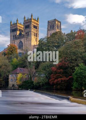 Klassischer Blick auf die Kathedrale von Durham und das Wehr auf dem Fluss Wear, aufgenommen auf der Höhe des Herbstes Stockfoto