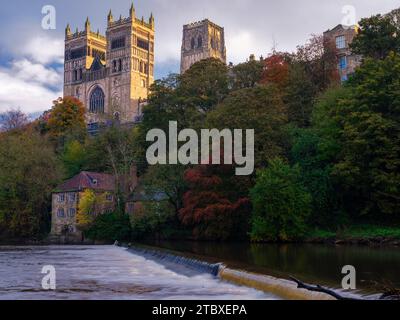 Klassischer Blick auf die Kathedrale von Durham und das Wehr auf dem Fluss Wear, aufgenommen auf der Höhe des Herbstes Stockfoto