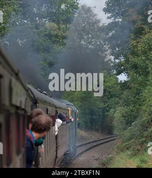 Eisenbahnbegeisterte genießen den Lärm einer erhaltenen Diesellokomotive der Baureihe 35 „Hymek“ während einer Diesel-Gala Stockfoto