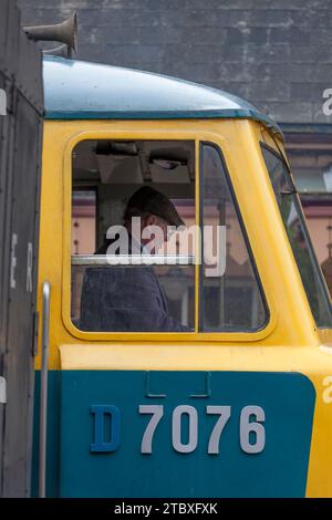 Der Fahrer der erhaltenen Hymek-Lokomotive D7076 der Baureihe 35 auf der Severn-Talbahn Stockfoto