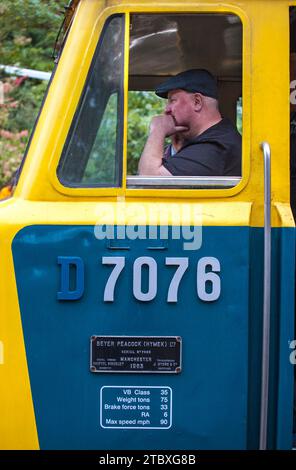 Der Fahrer der erhaltenen Hymek-Lokomotive D7076 der Baureihe 35 auf der Severn-Talbahn Stockfoto