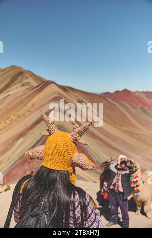 Ein junges Mädchen genießt den Blick auf den Rainbow Mountain, Peru Südamerika Stockfoto