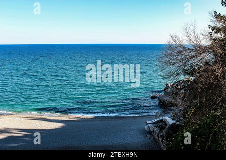 Papagayo Strand auf der Balcón de Europa mit Horizont im Hintergrund und Treppen nach rechts hinunter Stockfoto