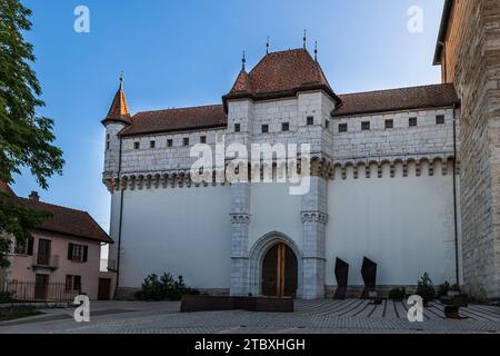 Der Eingang zum Schloss Annecy in der Haute Savoie, Auvergne Rhône Alpes, Frankreich Stockfoto