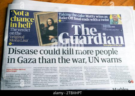 "Krankheit könnte mehr Menschen in Gaza töten als Krieg, warnt die UN-Zeitung Guardian, Titelseite Israel-Hamas kriegsartikel 29 November 2023 London Großbritannien Stockfoto
