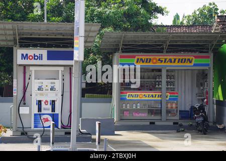 Das Gebäude der Benzin-Indo-Mobile-Tankstelle Stockfoto