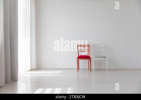 Zwei alte Vintage-Stühle im weißen Zimmer Stockfoto