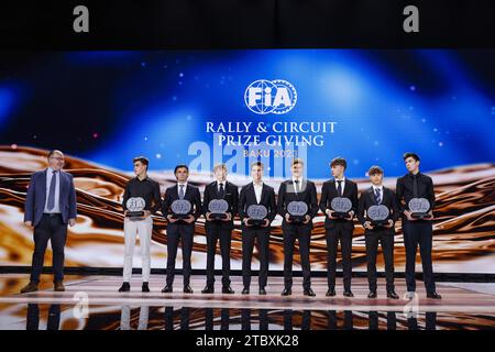 REID Robert, stellvertretender FIA-Präsident für Sport, Porträt mit SHARP Louis, Formel-4-Meisterschaft zertifiziert durch FIA - F4 UK, ISCHER Ethan, Formel-4-Meisterschaft zertifiziert durch FIA - F4 CEZ, GILTAIRE Evan, Formel-4-Meisterschaft zertifiziert durch FIA - F4 Frankreich, BEETON Jack, Formel-4-Meisterschaft zertifiziert von FIA - F4 SEA und SZTUKA Kacper, Formel-4-Meisterschaft zertifiziert von FIA - F4 Italien während der Preisverleihung der FIA Rally & Circuit 2023 in Baky am 9. Dezember 2023 im Baku Convention Center in Baku, Aserbaidschan Stockfoto