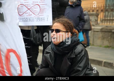 Frauen marschieren aus Protest mit den Morden an Frauen durch Ehemänner und Treuhänder am internationalen Tag gegen Gewalt gegen Frauen. Frauen zeigen ein Zeichen. Stockfoto