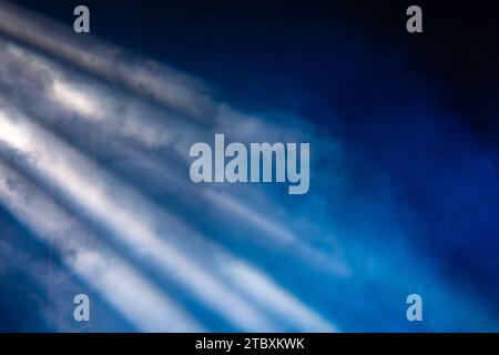 Bunte Lichter und Rauch auf einer Bühne. Stockfoto