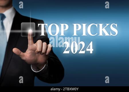 Top Stock Picks 2024 – Drücken der virtuellen Touchscreen-Taste mit dem Finger Stockfoto