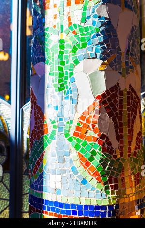 Barcelona, Spanien - 19. November 2023: Säule mit Mosaik des Palau de la Musica Catalana oder des katalanischen Musikpalastes, Konzertsaal entworfen b Stockfoto