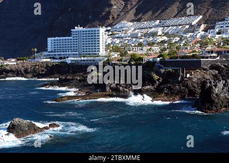 Los Gigantes dramatische Küstenlinie im Süden Teneriffas mit einem natürlichen Meerwasserpool und dem Dorf Los Gigantes und dem Hotel, das von beeindruckenden Klippen umgeben ist. Stockfoto
