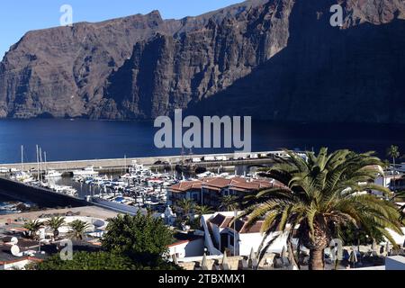 Los Gigantes Marina voller Boote und Yachten an der dramatischen Küste Teneriffas, die von beeindruckenden vulkanischen Klippen umgeben ist. Stockfoto