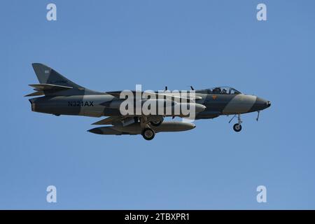 Ein Hawker Hunter MK58, geflogen von Airborne Tactical Advantage Company (ATAC), einem privaten militärischen Auftragnehmer, der in der Nähe des NAF-Atsugi-Luftwaffenstützpunkts, Kanagawa, Japan, fliegt Stockfoto