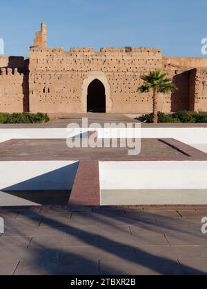 Großer Innenhof mit Palmen im Badi-Palast in Marrakesch aka Marrakesch, Marokko, 09. Dezember 2023 Stockfoto