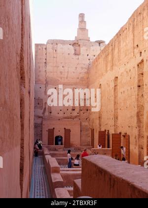 Innenhof mit hohen Erdwänden und Fliesenböden im Badi Palace in Marrakesch aka Marrakesch, Marokko, 9. Dezember 2023 Stockfoto