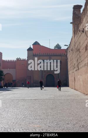 Mauern des Badi-Palastes von der Straße aus gesehen in der Stadt Marrakesch aka Marrakesch, Marokko, 9. Dezember 2023 Stockfoto