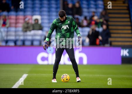 London, Großbritannien. Dezember 2023. Alisson of Liverpool wärmt sich während des Premier League-Spiels zwischen Crystal Palace und Liverpool am Samstag, den 9. Dezember 2023, im Selhurst Park in London auf. (Foto: Federico Guerra Maranesi | MI News) Credit: MI News & Sport /Alamy Live News Stockfoto