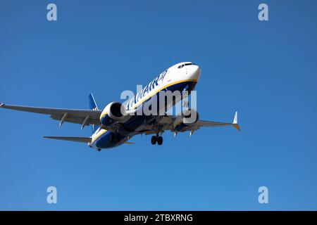 Flugzeug von der Ryanair auf Landeanflug. Blauer Himmel. Nahaufnahme. November 2023. Arrecife, Kanarische Insel, Spanien Stockfoto