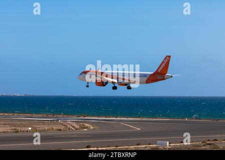 Aiplane easyjet nach der Landung auf der Landebahn, mit dem Roller zum Terminal am Flughafen César Manrique-Lanzarote. November 2023. Arrecife, Kanarische Insel Stockfoto