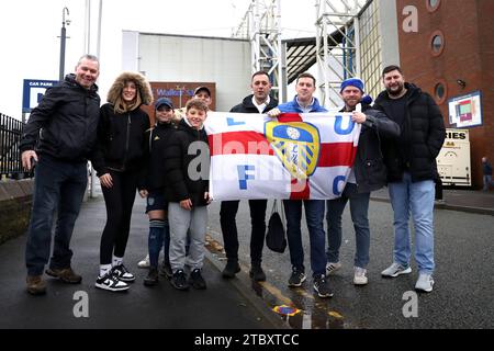 Die Fans von Leeds United posieren vor dem Spiel der Sky Bet Championship im Ewood Park, Blackburn, für Fotos vor dem Stadion. Bilddatum: Samstag, 9. Dezember 2023. Stockfoto