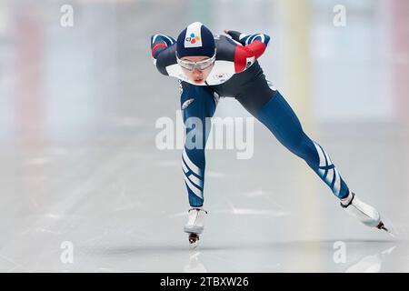 Tomaszow Mazowiecki, Polen. Dezember 2023. TOMASZOW MAZOWIECKI, POLEN - 9. DEZEMBER: Hyunsun Hwang trat am 9. Dezember 2023 in Tomaszow Mazowiecki, Polen, bei der ISU Speed Skating World Cup in der Arena Lodowa auf 1500 m an. (Foto von Andre Weening/Orange Pictures) Credit: dpa/Alamy Live News Stockfoto