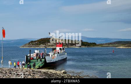 In Portavadie besteigen Tretfahrer die Roll-on-Roll-off-Fähre auf der Isle of Cumbrae, um Loch Fyne in Richtung Tarbert zu überqueren. Stockfoto