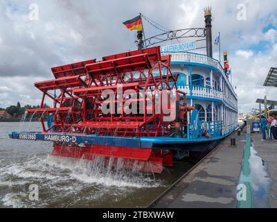 Die MS Louisiana Star, ein Paddelboot, das an der St. Pauli Piers an der Elbe in Hamburg. Stockfoto