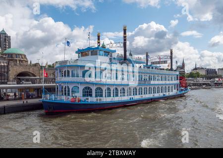 Die MS Louisiana Star, ein Paddelboot, das an der St. Pauli Piers an der Elbe in Hamburg. Stockfoto