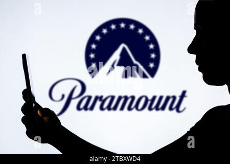 Brasilien. Dezember 2023. In dieser Fotoabbildung hält die Silhouette einer Frau ein Smartphone mit dem Paramount Global Logo im Hintergrund. Quelle: SOPA Images Limited/Alamy Live News Stockfoto