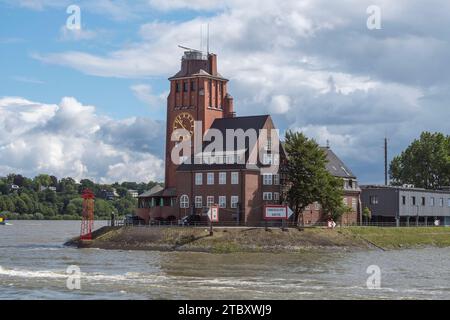 Das Lotsenhaus Seemannshöft aus der HADAG-Fähre 62 in Hamburg. Stockfoto