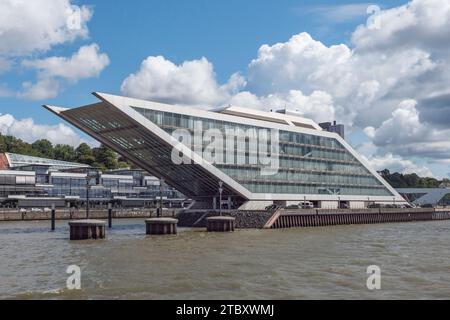 Das Dockland Office Building von der HADAG-Fähre aus dem Jahr 62 in Hamburg. Stockfoto