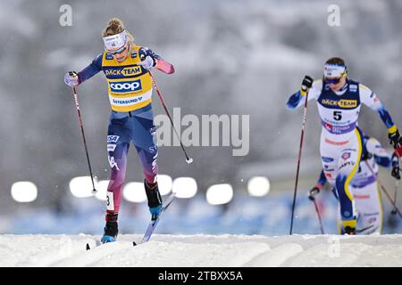 Ostersund, Schweden. 9. Dezember 2023, Jessie Diggins (USA) und Moa Ilar (SWE) beim Viertelfinale des Frauen-Sprints am samstag bei der Weltmeisterschaft im Langlauf im Östersund-Skistadion in Ostersund, Schweden am 09. dezember 2023. Foto: Anders Wiklund/TT/Code 10040 Credit: TT News Agency/Alamy Live News Stockfoto