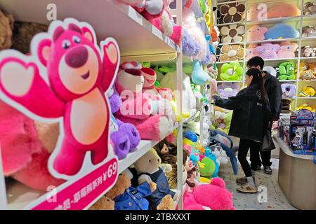 YANTAI, CHINA - 9. DEZEMBER 2023 - Verbraucher kaufen in einem Einkaufszentrum in Yantai, ostchinesischer Provinz Shandong, 9. Dezember 2023. Stockfoto